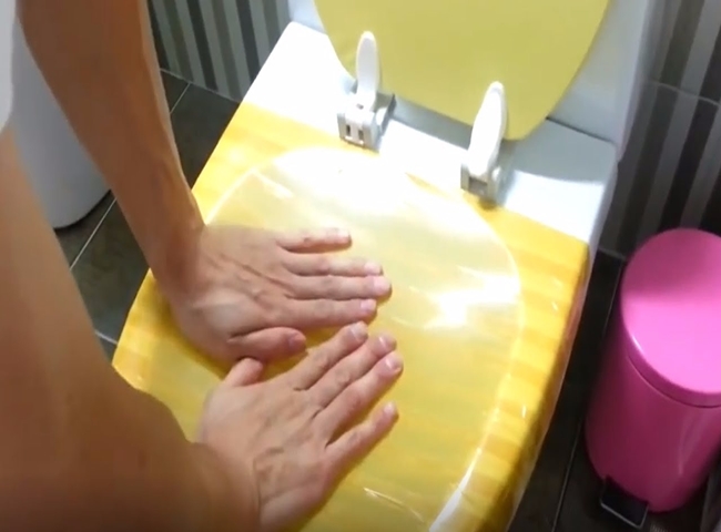 Bồn cầu bị r&uacute;t nước xử l&yacute; bằng băng keo