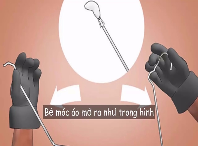 Bồn cầu bị r&uacute;t nước xử l&yacute; bằng d&acirc;y th&eacute;p