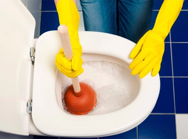 Bồn cầu bị r&uacute;t nước xử l&yacute; bằng pittong