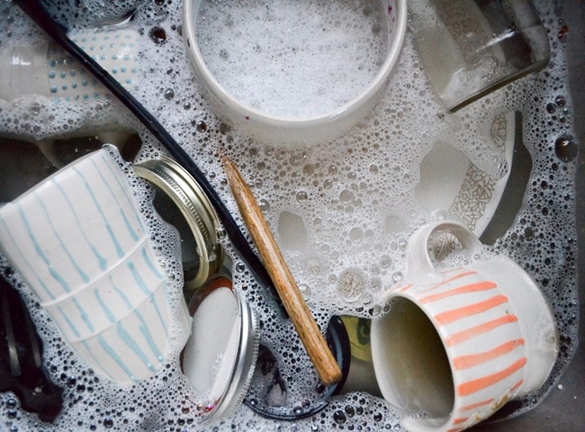 Hậu quả của việc bồn rửa ch&eacute;n kh&ocirc;ng r&uacute;t nước