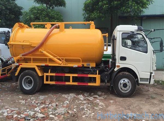 Dịch vụ r&uacute;t hầm cầu quận 5 được trang bị xe bồn chuy&ecirc;n nghiệp