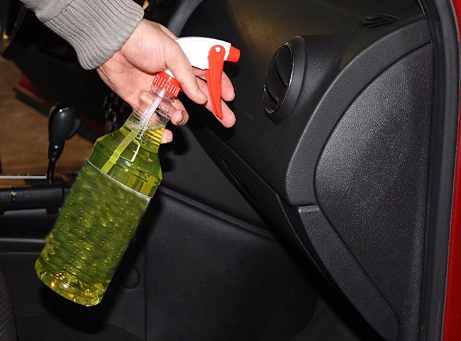 Điều h&ograve;a &ocirc; t&ocirc; c&oacute; m&ugrave;i h&ocirc;i bằng c&aacute;c phun thuốc khử tr&ugrave;ng