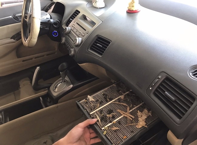 Điều h&ograve;a &ocirc; t&ocirc; c&oacute; m&ugrave;i h&ocirc;i xử l&yacute; bằng c&aacute;ch x&aacute;c định vị tr&iacute; hốc lấy gi&oacute; trong xe