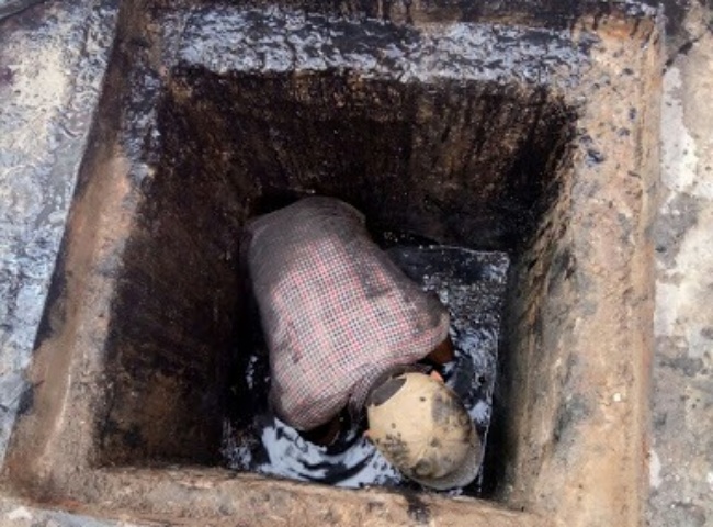 Thợ nạo v&eacute;t hố ga phường Long B&igrave;nh quận 9 đang kiểm tra định kỳ