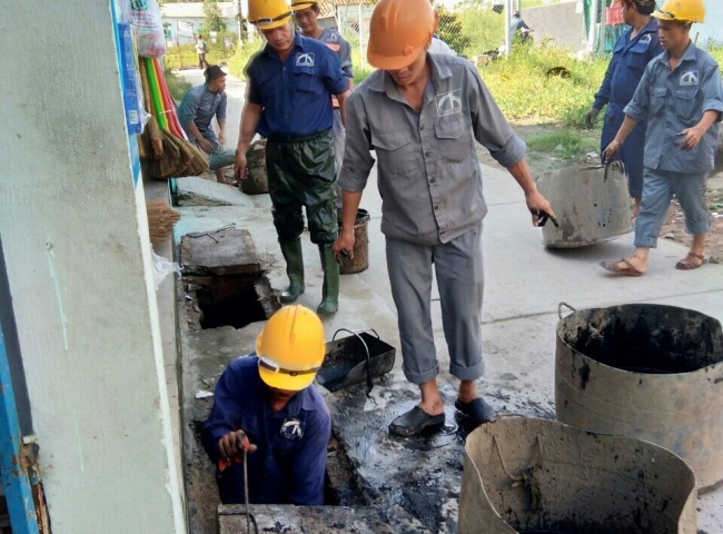 C&aacute;c thợ nạo v&eacute;t hố ga phường Long B&igrave;nh quận 9 đang l&agrave;m việc