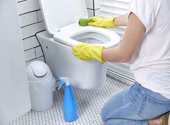N&uacute;t nh&acirc;n xả nước bồn cầu bị hỏng xử l&yacute; bằng c&aacute;ch vệ sinh bụi bẩn