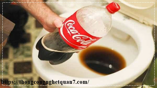c&aacute;ch th&ocirc;ng cống nghẹt bằng coca