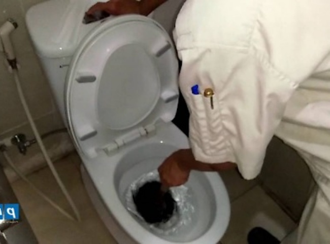 Đội ngũ l&agrave;m việc th&ocirc;ng bồn tiểu nam phường Long B&igrave;nh quận 9