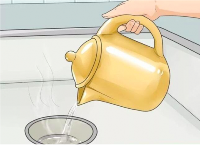 Nhiệt độ của nước s&ocirc;i sẽ l&agrave;m mềm c&aacute;c mảng b&aacute;m dầu mỡ trong cống