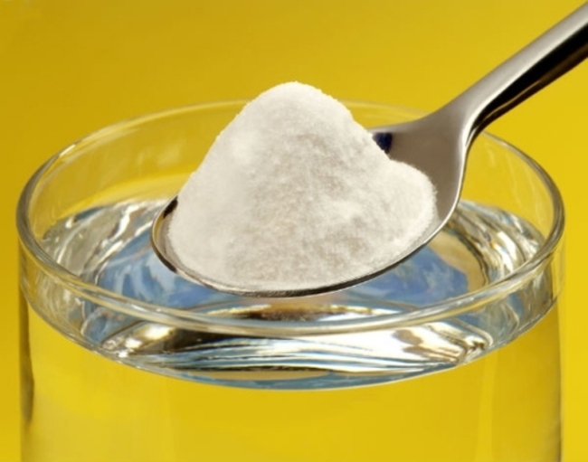 Pha Baking soda v&agrave; giấm với tỉ lệ 1:1 để đạt hiệu quả mong muốn