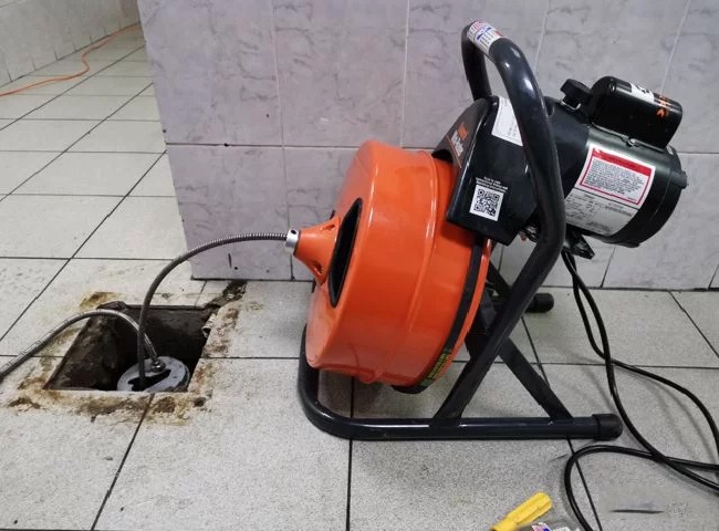 Dịch vụ th&ocirc;ng cống nghẹt quận 8 H&ograve;a Ph&aacute;t nh&acirc;n vi&ecirc;n th&acirc;n thiện