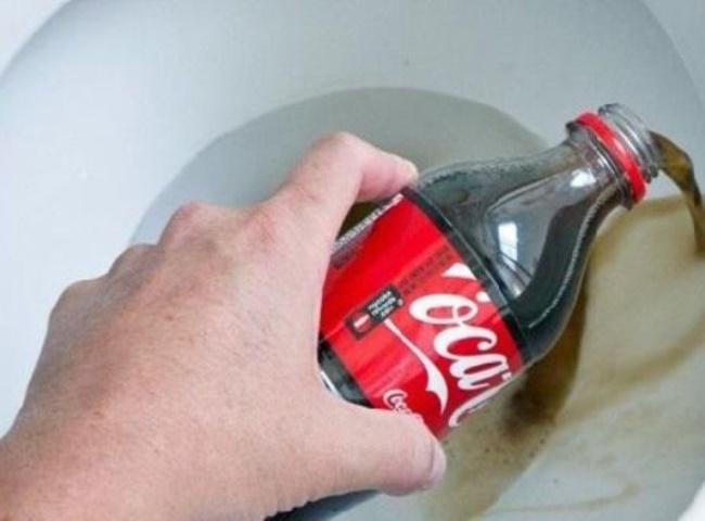C&aacute;ch th&ocirc;ng ống cống si&ecirc;u nhanh bằng Coca