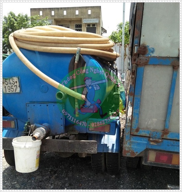 Khi nh&agrave; vệ sinh c&oacute; m&ugrave;i h&ocirc;i phải l&agrave;m sao