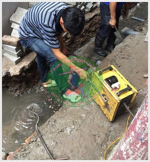 c&aacute;ch th&ocirc;ng cống bằng d&acirc;y l&ograve; xo dễ