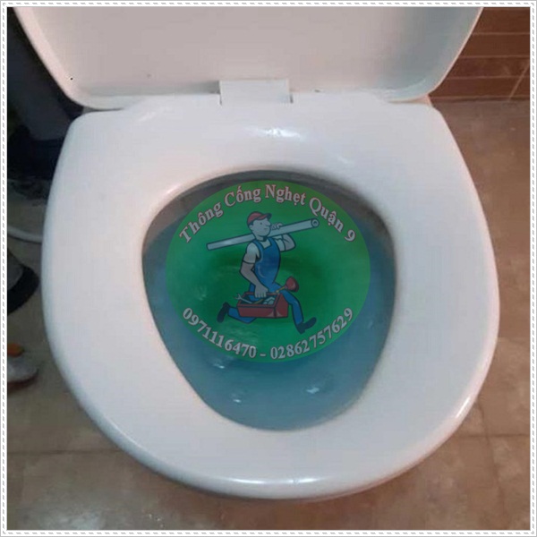 Th&ocirc;ng cầu nghẹt bằng m&aacute;y h&uacute;t bụi đa năng