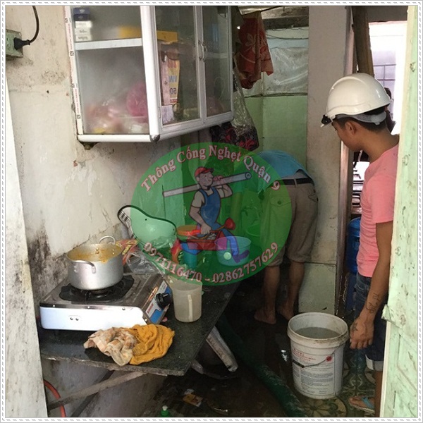 N&ecirc;n làm gì khi nhà v&ecirc;̣ sinh bị nghẹt