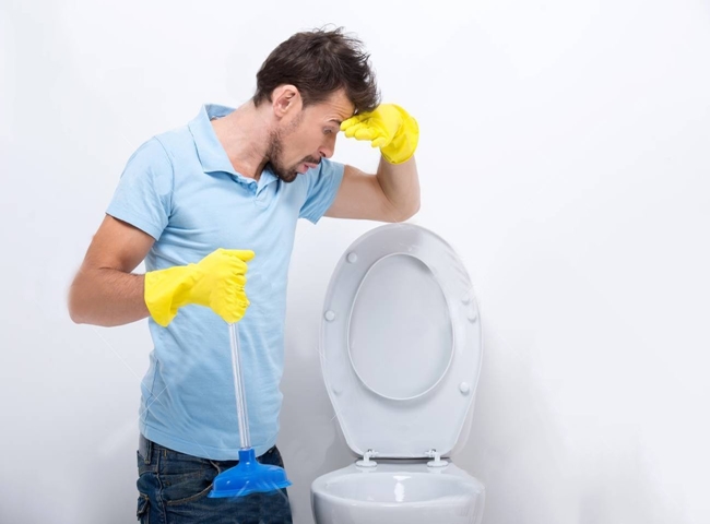 Xử l&yacute; bồn cầu bị nghẹt hơi bằng c&aacute;ch lắp th&ecirc;m ống tho&aacute;t kh&iacute;