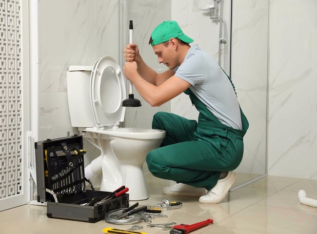 Xử l&yacute; bồn cầu bị nghẹt hơi bằng p&iacute;t t&ocirc;ng
